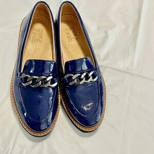 NATURALIZER Blue Faux Patent loafers, size 7
